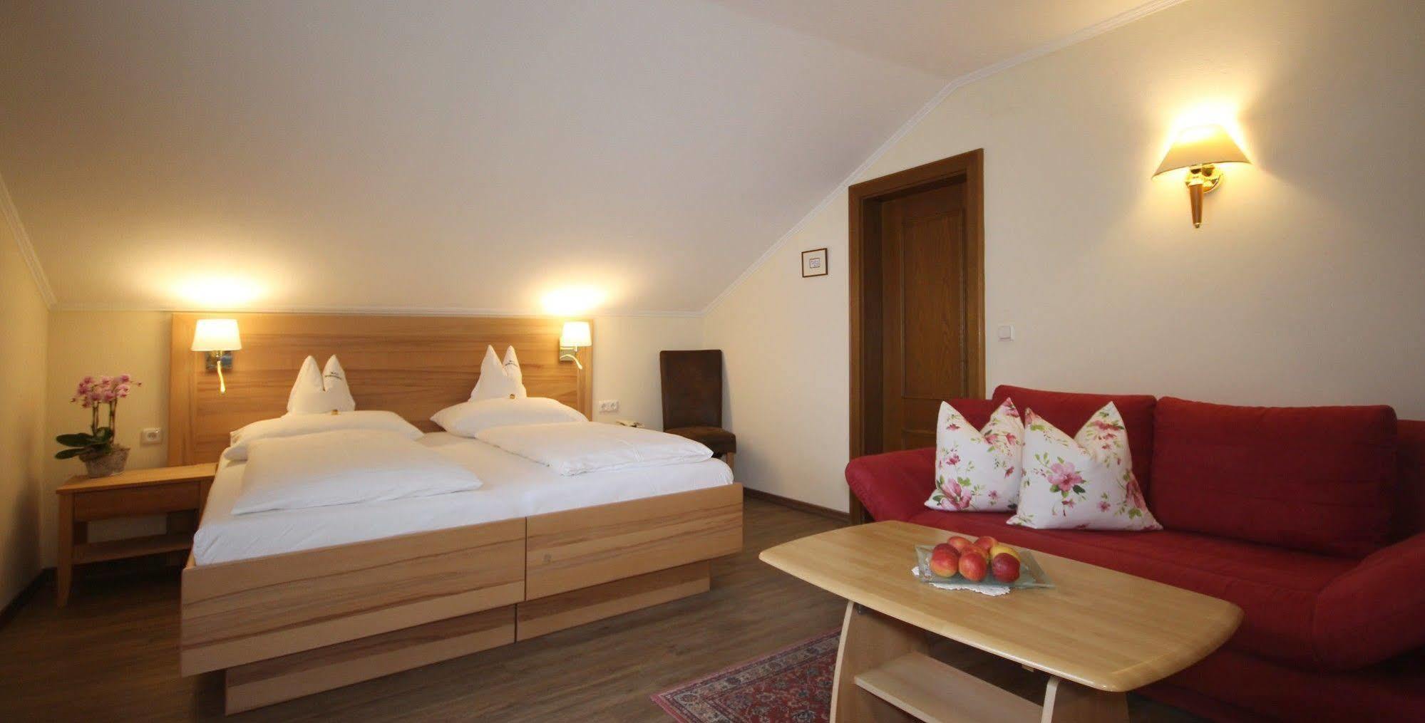 Hotel-Garni Schernthaner Санкт Гилген Екстериор снимка