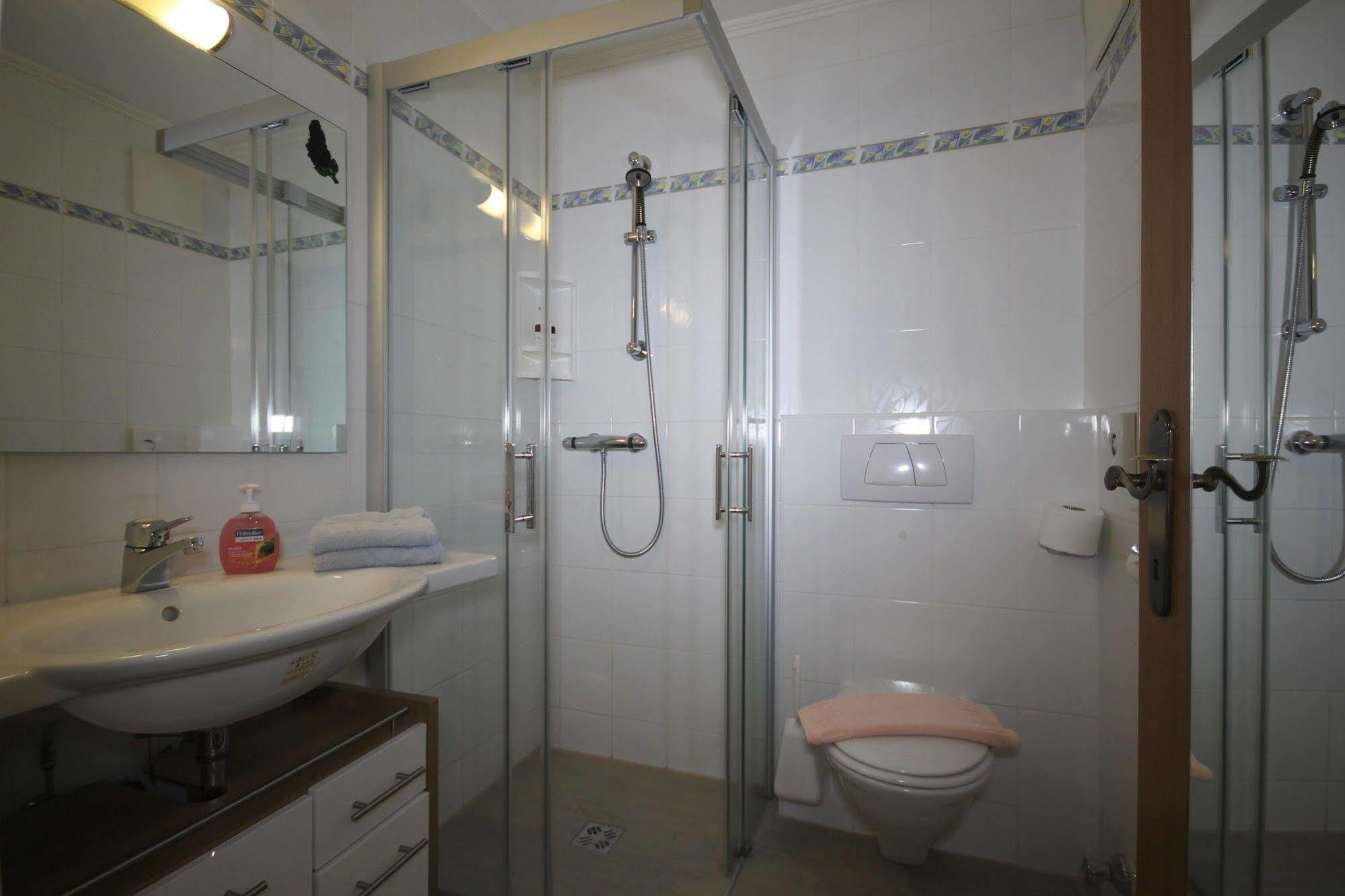 Hotel-Garni Schernthaner Санкт Гилген Екстериор снимка