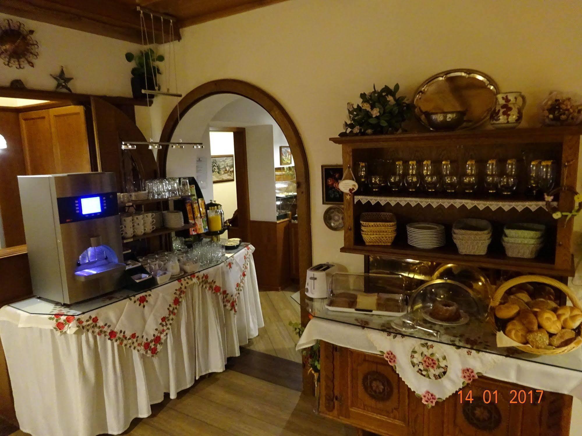 Hotel-Garni Schernthaner Санкт Гилген Екстериор снимка