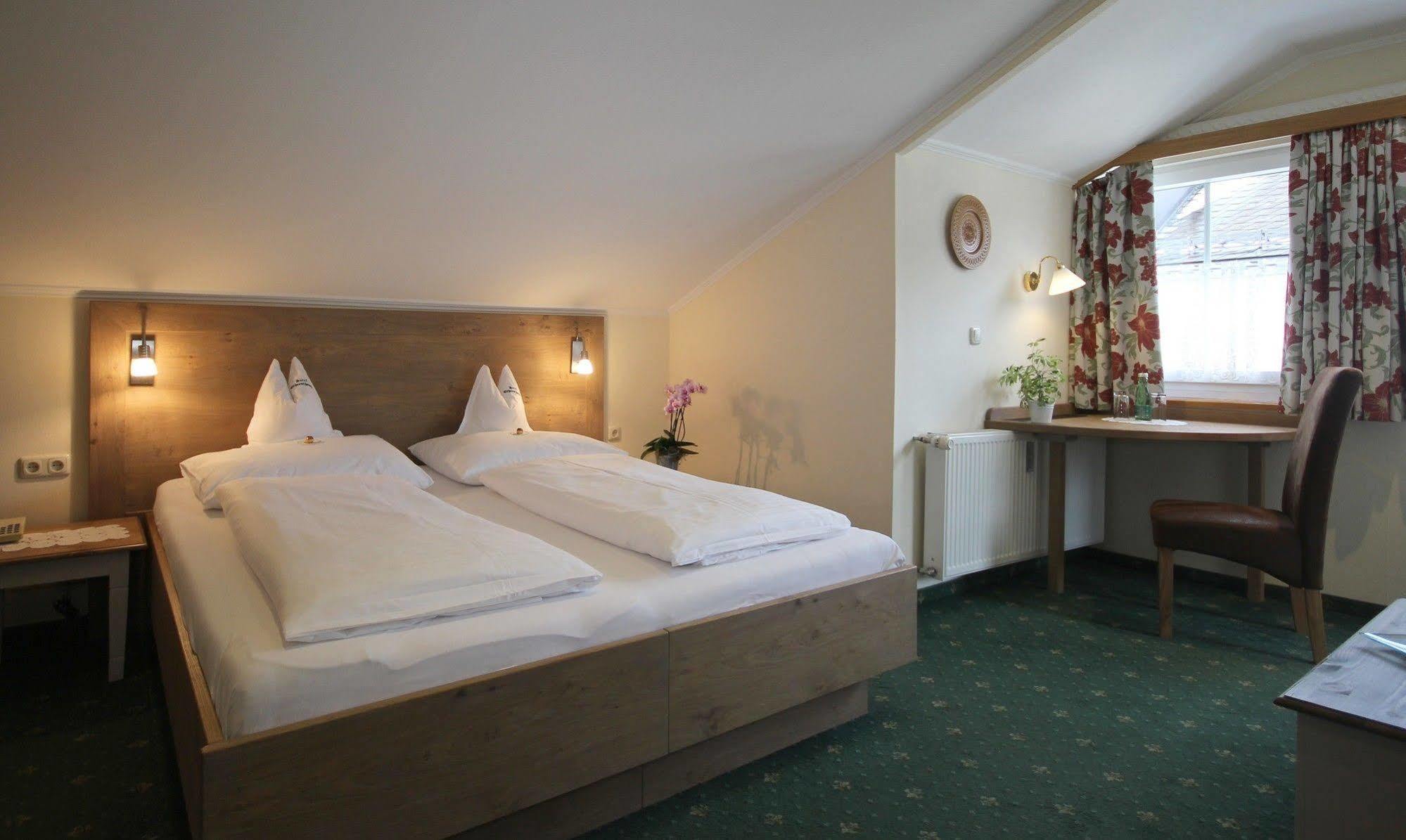 Hotel-Garni Schernthaner Санкт Гилген Екстериор снимка
