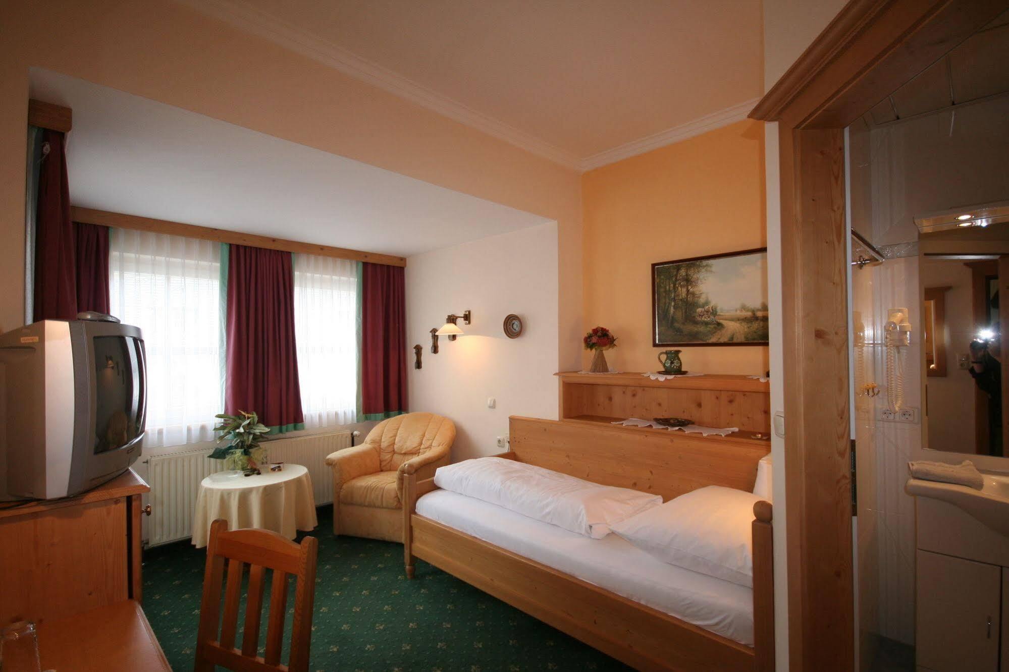 Hotel-Garni Schernthaner Санкт Гилген Екстериор снимка